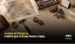 Mesa com mapa geológico com área de pesquisa delimitada, testemunhos de sondagem, amostras de rocha, martelo de geólogo, bússola, lupa e calendário. Título: Alvará de Pesquisa: 6 mitos que custam prazo e área.