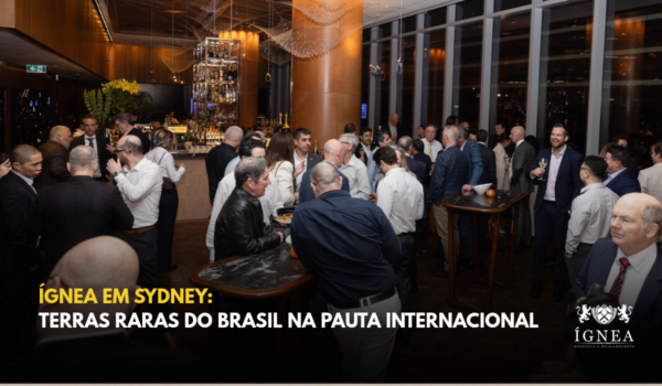 Convidados conversando em um salão com janelas amplas durante o sunset party em Sydney. Título: Ígnea em Sydney: Terras Raras do Brasil na Pauta Internacional.
