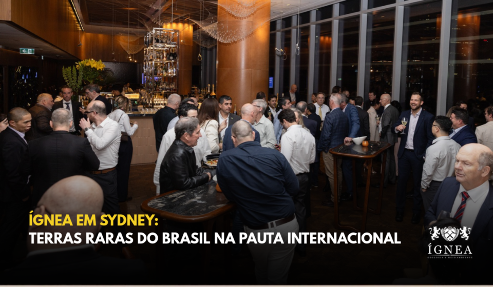 Convidados conversando em um salão com janelas amplas durante o sunset party em Sydney. Título: Ígnea em Sydney: Terras Raras do Brasil na Pauta Internacional.