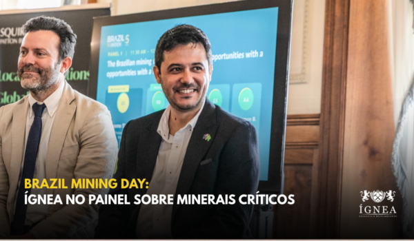 Giancarlo Silva sorrindo durante o primeiro painel do Brazil Mining Day, diante do slide do painel. Título: Brazil Mining Day: Ígnea no Painel sobre Minerais Críticos.