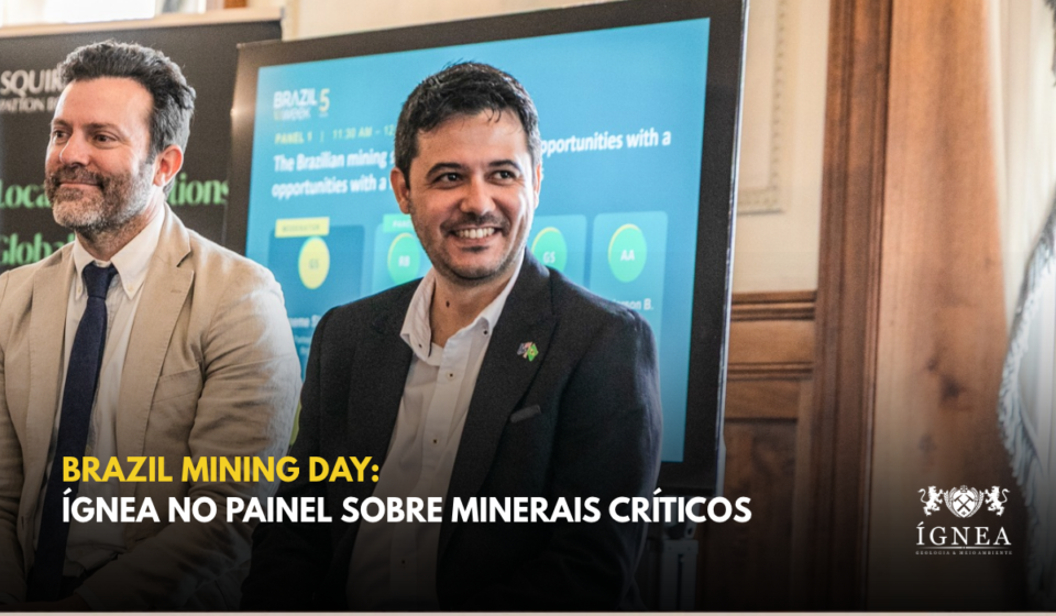 Giancarlo Silva sorrindo durante o primeiro painel do Brazil Mining Day, diante do slide do painel. Título: Brazil Mining Day: Ígnea no Painel sobre Minerais Críticos.